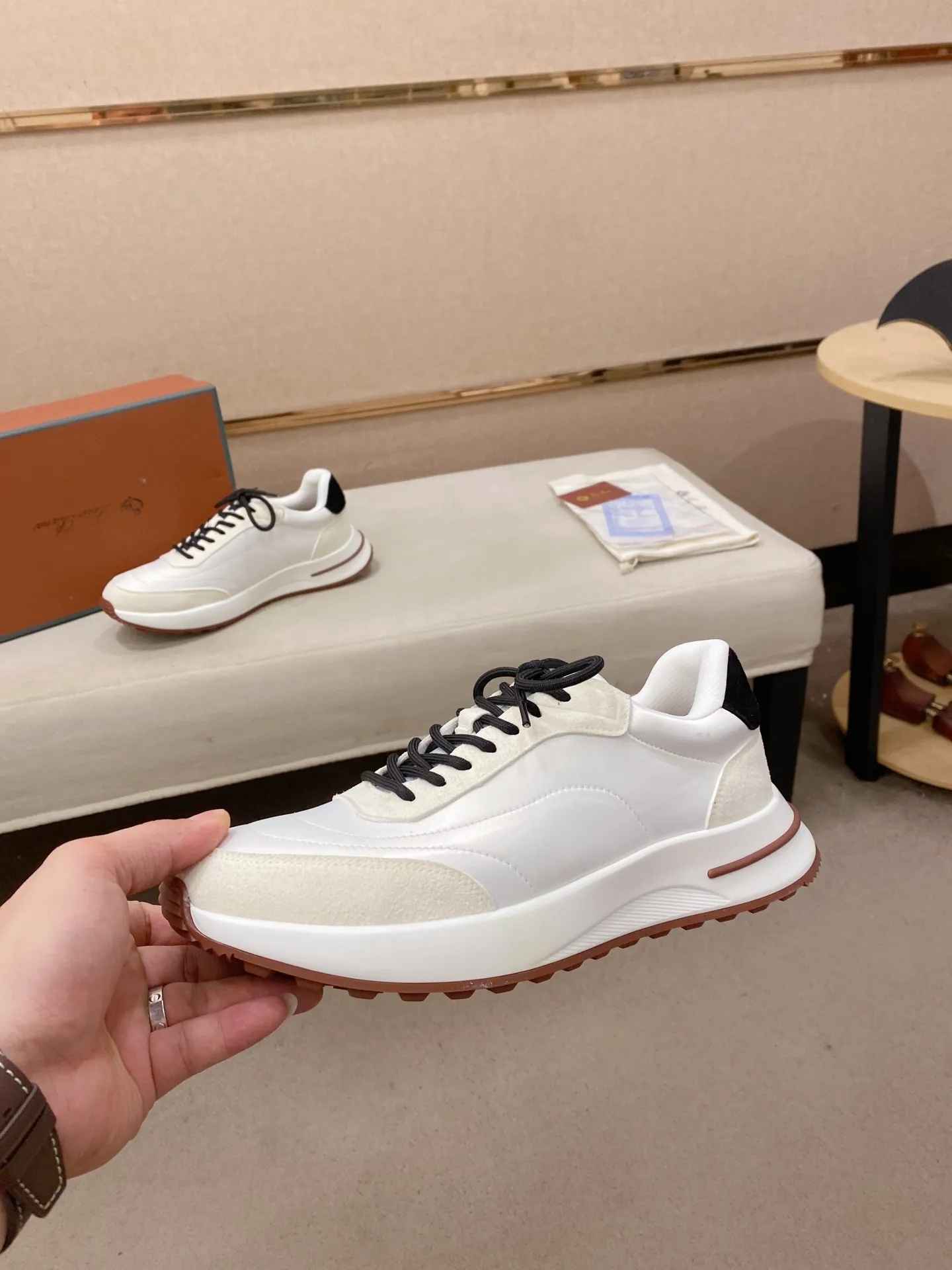 Men's shoes 💰: 462💰🔥𝐥𝐨𝐫𝐨 𝐏𝐢𝐚𝐧𝐚 lp classic loafers, an Italian treasure brand, the only brand that can match Hermès! Only after wearing it do we realize that we can’t live up to our feet. The upper is made of imported first-layer cowhide with breathable fabrics, water-dyed cowhide foot pads, and the official original glass rubber outsole and pendant. Exclusive original packaging (tag ➕ brand paper ➕ outer box ➕ hand bag) code number: 38-44. Can be customized 45-46